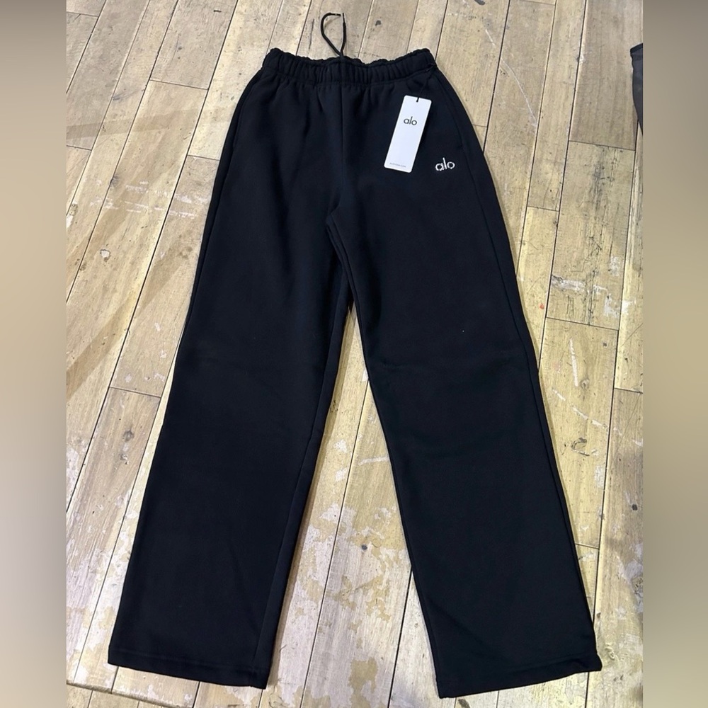 ALO Yoga Women's Straight Leg Pants in Black